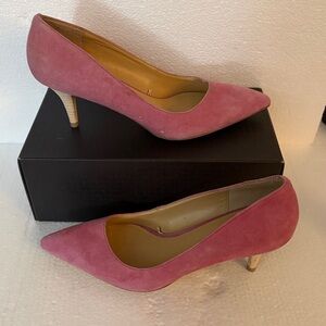 Joe fresh pink suede pumps 2” stack heel
Never used on streets of NY + Dustbag